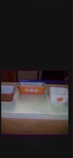 CA. 3 PYREX REFRIGERATOR DISHES. BUTTERFLY GOLD. + 1 LID.