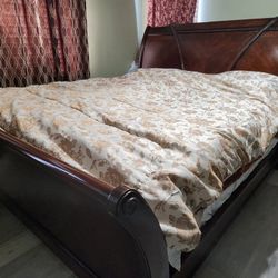 Beautiful Solid Wood California King Bed Frame. (Frame only)
