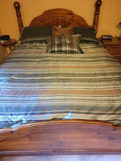 Queen Sized Comforter set and many pillows