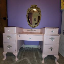 Girls Vanity, Mirror And Carpet