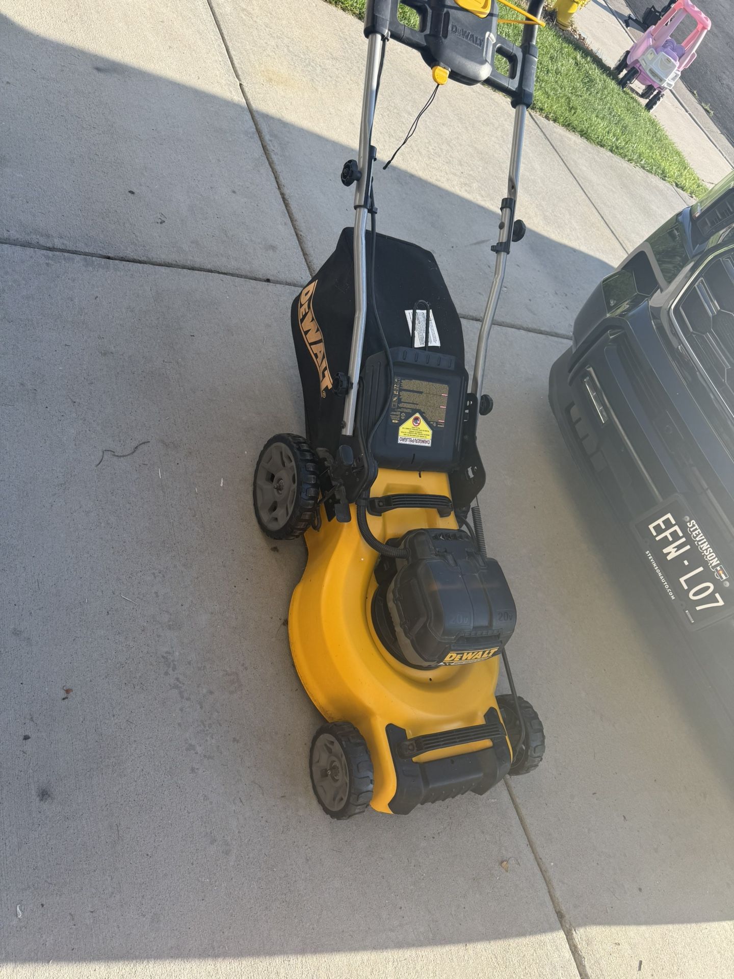 DEWALT 20V MAX 21 in. Battery Powered Lawn Mower