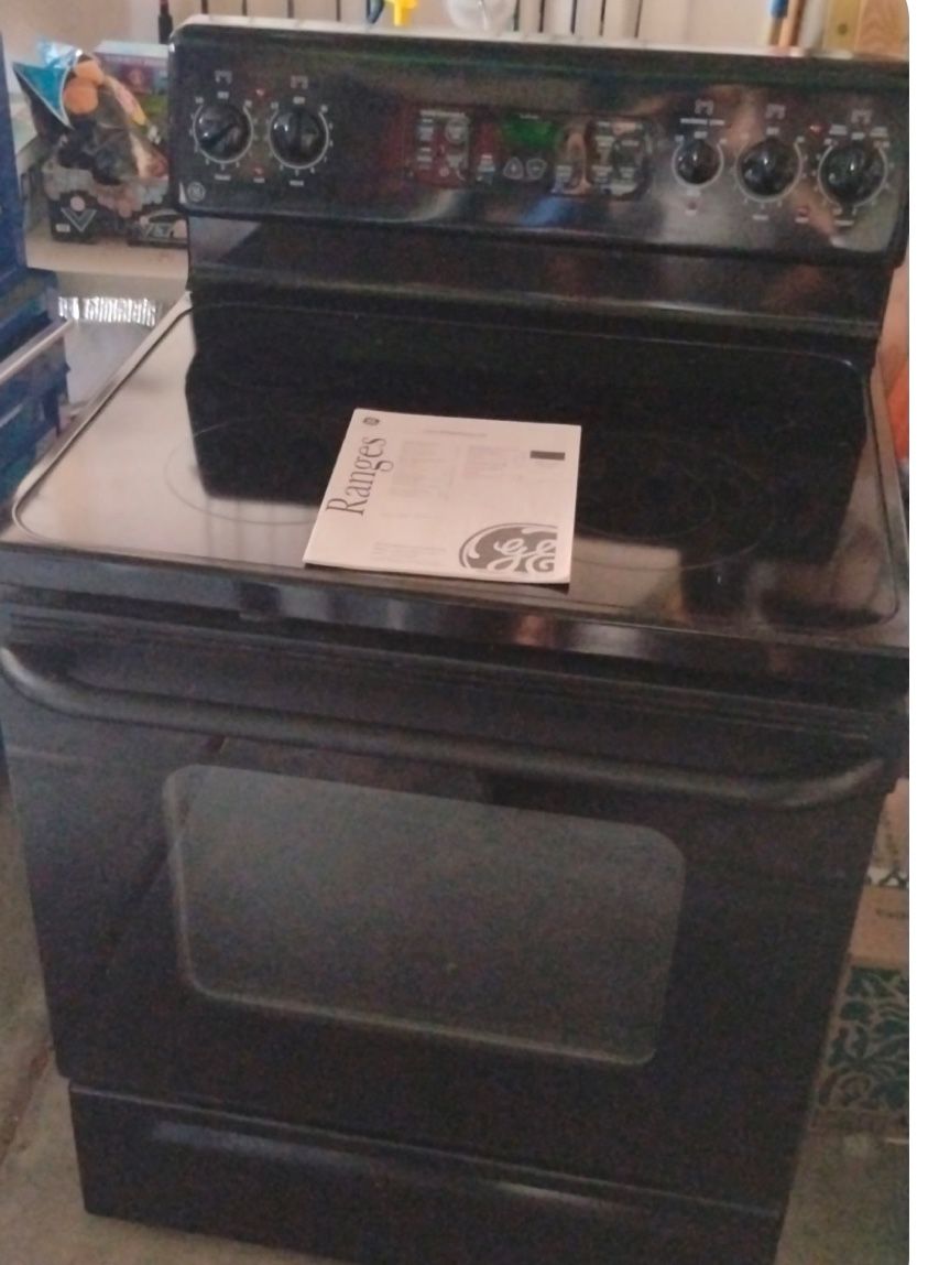 GE Stove: Electric smoothtop range $300 Or OBO