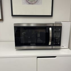BLACK+DECKER Microwave Like New Model EM031M2SD