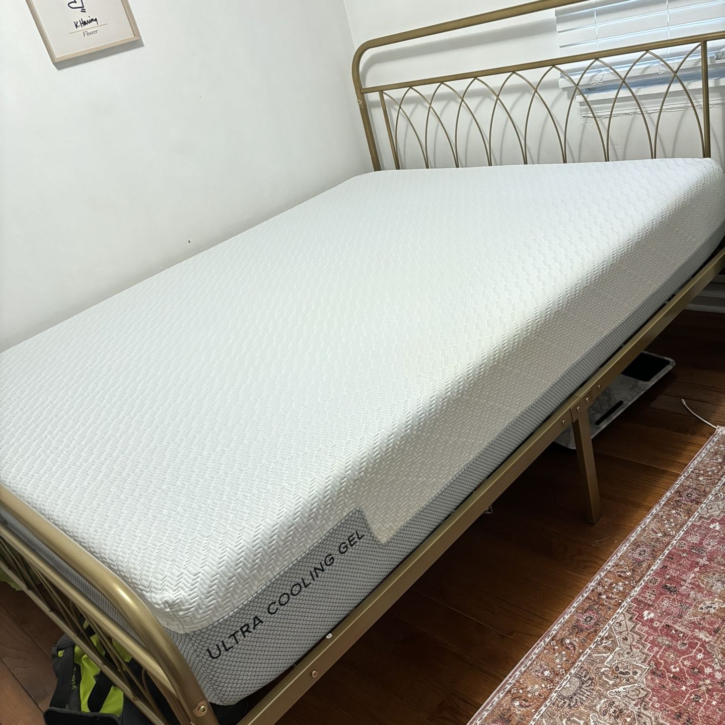 Zinus 10 Inch Cooling Mattress & Gold Bed Frame Q