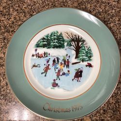 Collector Plate- Avon “Skater’s On The Pond”.     (G)