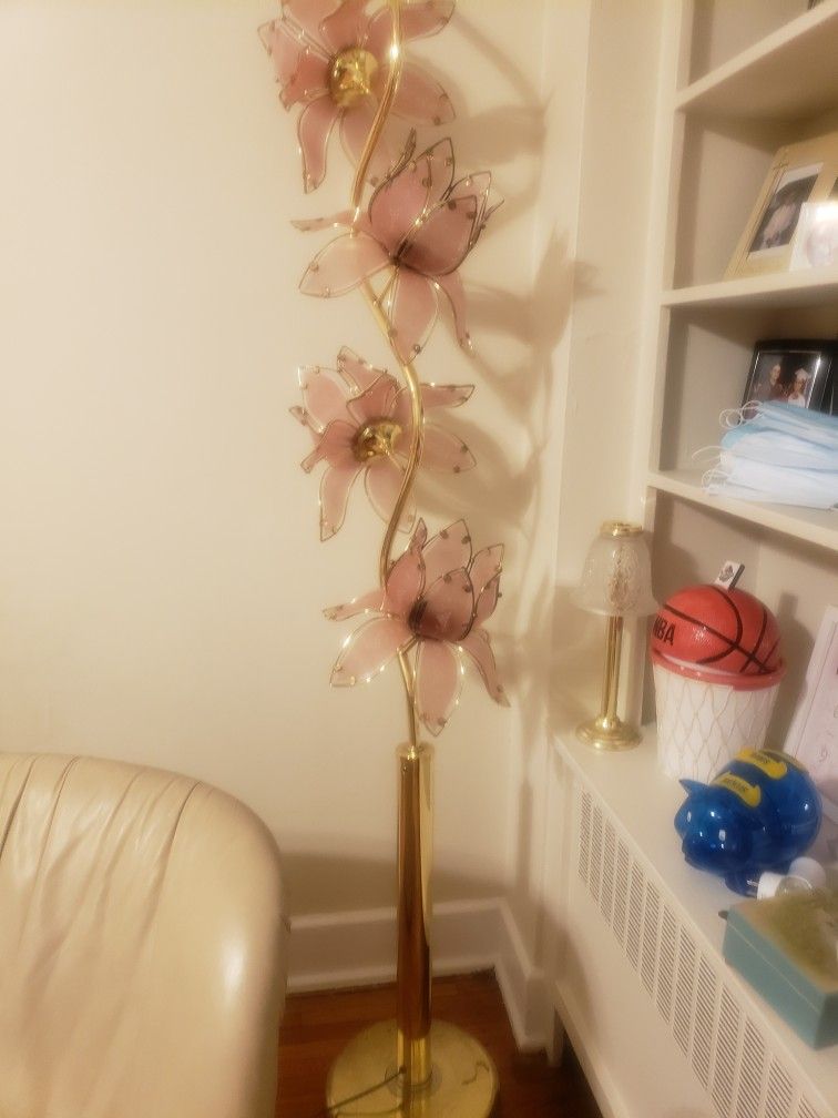 2 beautiful antique lamps  work 