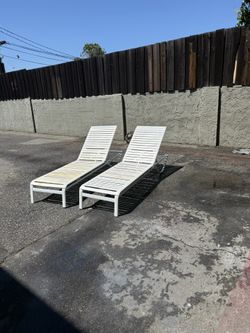 Pool lounge chairs