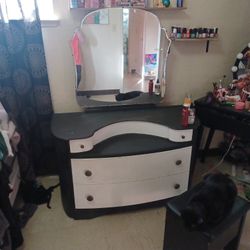 Vanity With Drawers