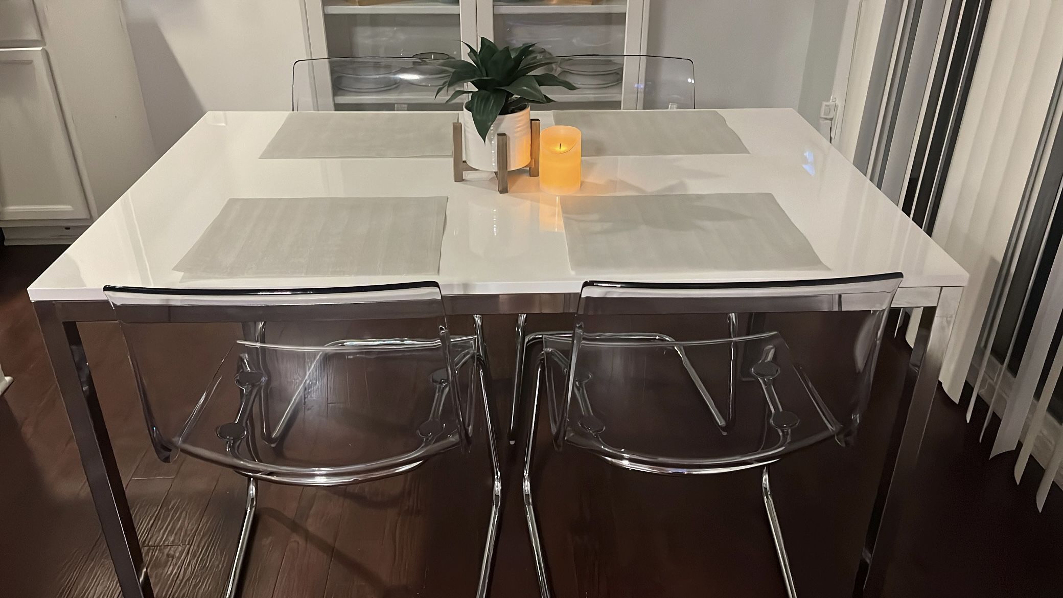 Dining Table With 4 Chrome Clear Chairs