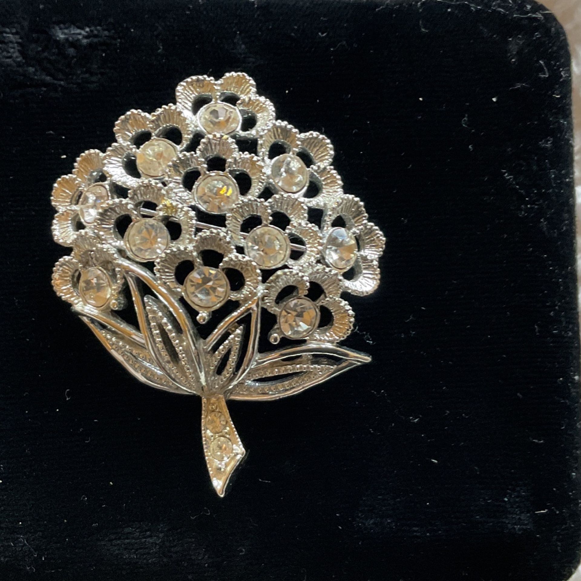 Silver Tone Vintage Brooch With Clear Crystals (Sarah Cov)