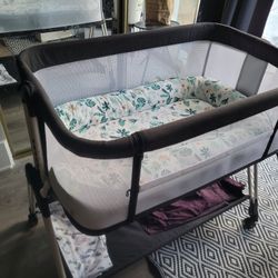 Crib/Bassinet With Wheels