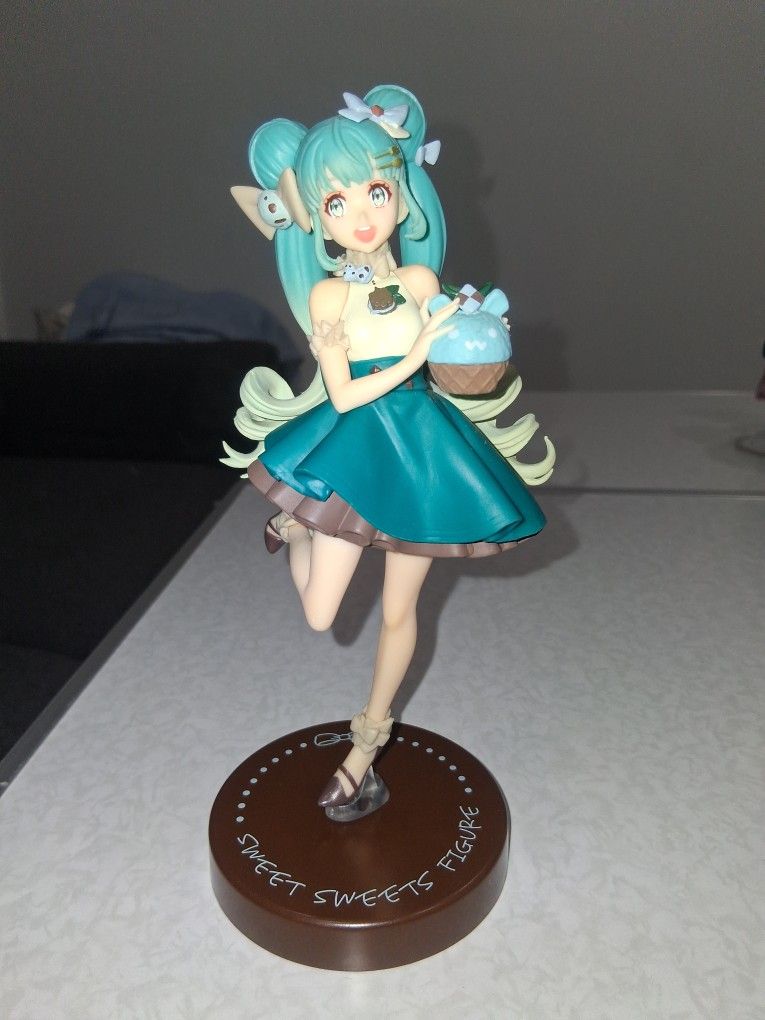 Hatsune Miku Sweet Treat Figure