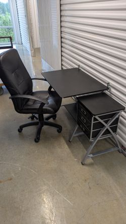 Desk and chair. Free delivery 👍