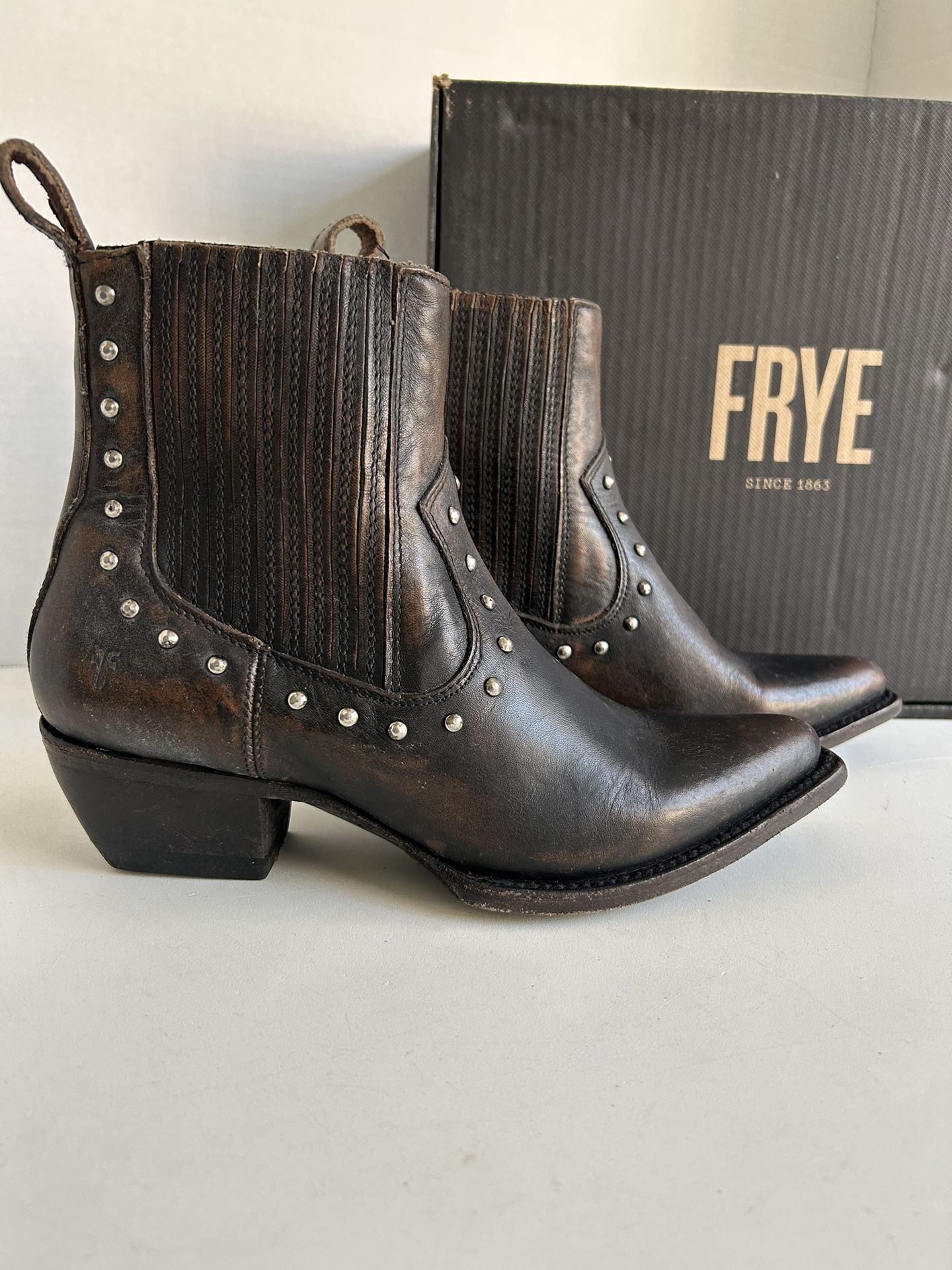 FRYE Women’s Sacha Stud Chelsea Black Brown Leather Boots Bootie Sz 6 M