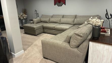 Beautiful large comfortable sectional very good condition