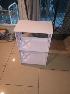 Table (new) 2 feet alto 16 inch largo