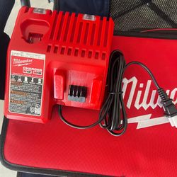 Milwaukee M12 and M18 12-Volt/18-Volt Lithium-Ion Multi-Voltage Battery Charger