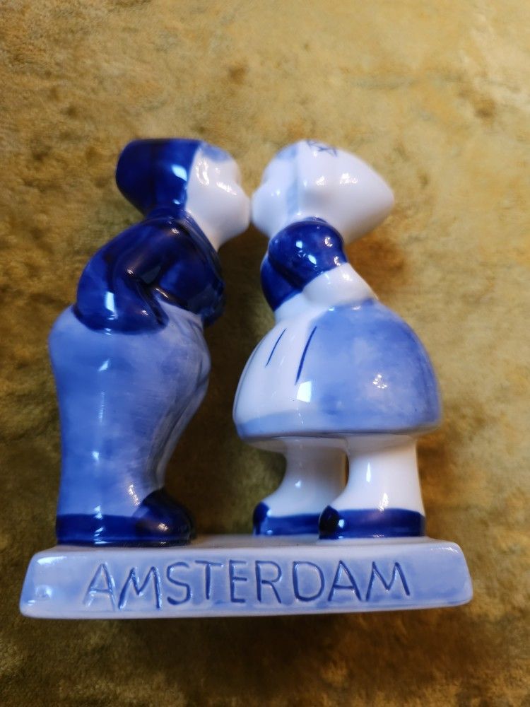 Delft Blue Hand Painted Boy and Girl Kissing Couple Amsterdam Figurine ...