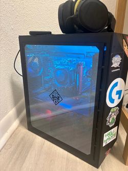 PC gaming con teclado y ratón y audífonos