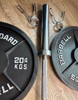 6 ft Steel NEW Olympic Bar with Pairs of Weight Plates in New Condition 45s, 35s, 25s, 10s and 5s. Total: 282 lbs