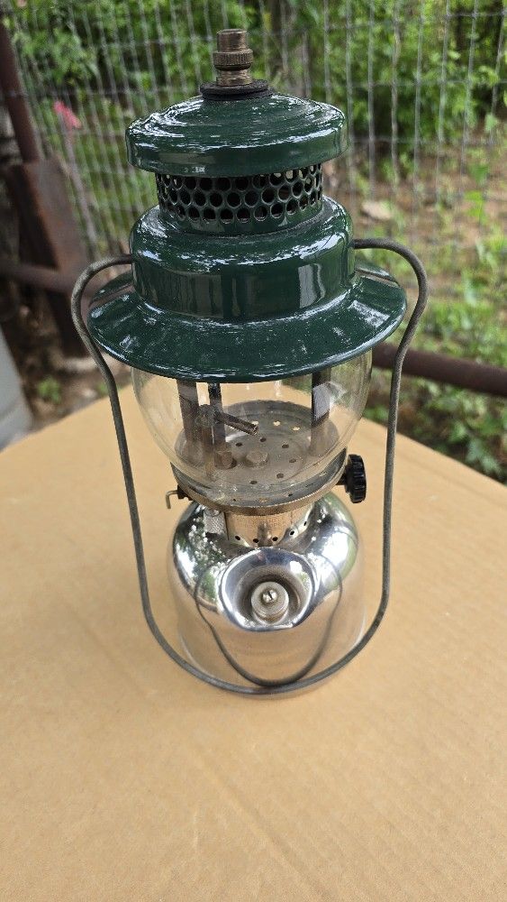 Coleman Vintage 1950 like new no chips ,flaws,dents model#242C Beautiful nickel with green hat.13