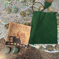 Green Adventurine Rune Set