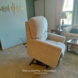 La-Z-Boy Lift Recliner 