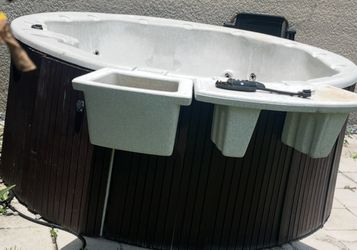 Free 6 person hot tub needs power cord otherwise mint
