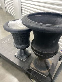 Black planter pots - easy to lift. Look heavy but are light