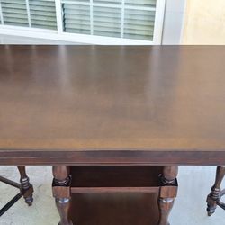 Appliances Dinning Table Wt Chairs  Like New 