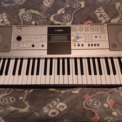 Yamaha YPT - 320 Digital Keyboard Like New 