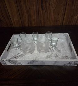 Tabla con vasos de whisky y chat.