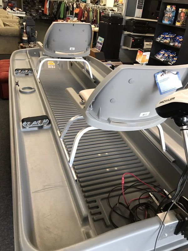 10 ft bass pro pond prowler with 2 seats professionally installed hummingbird fish finder and
