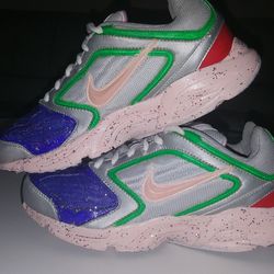 Nike size 7 women or youth