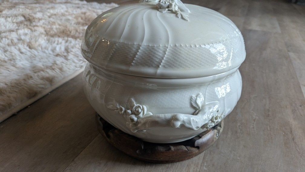 Berlin KPM White Ground Porcelain “New Ozier” pattern Tureen