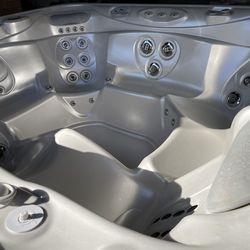 Refurbished 6 Person Hot Springs Tub