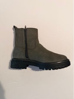 Women Time and Tru  Memory Foam  Gray Boots Size 9