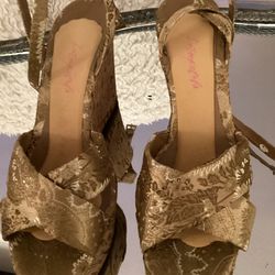 Nine West Gold Ankle Strap 9 1/2 Heels 