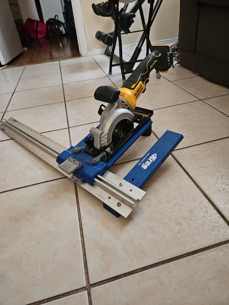 Dewalt 20volt 4-1/2 " blade Mini Circular saw