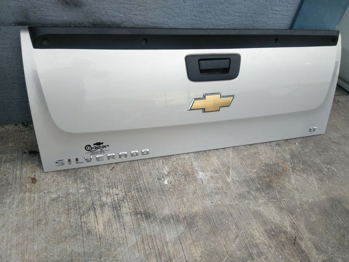 2012 CHEVY SILVERADO TAILGATE ,IN VERY GOOD CONDITION, MAY FIT DIFFERENT YEAR OR MODEL,PLEASE CALL OR TEXT3862320599