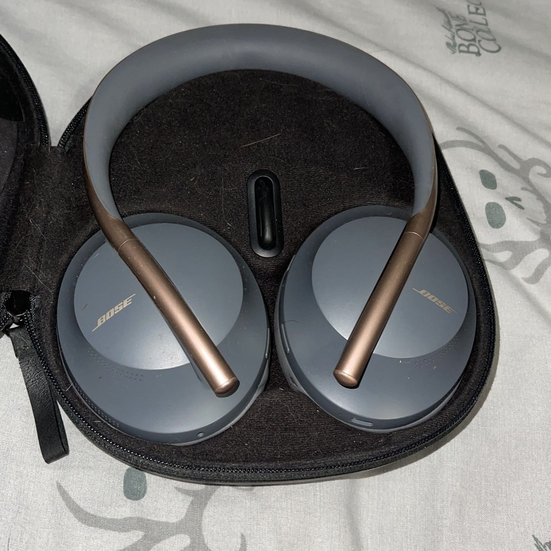 Bose 700 Apple Edition Headphones w Charging Case