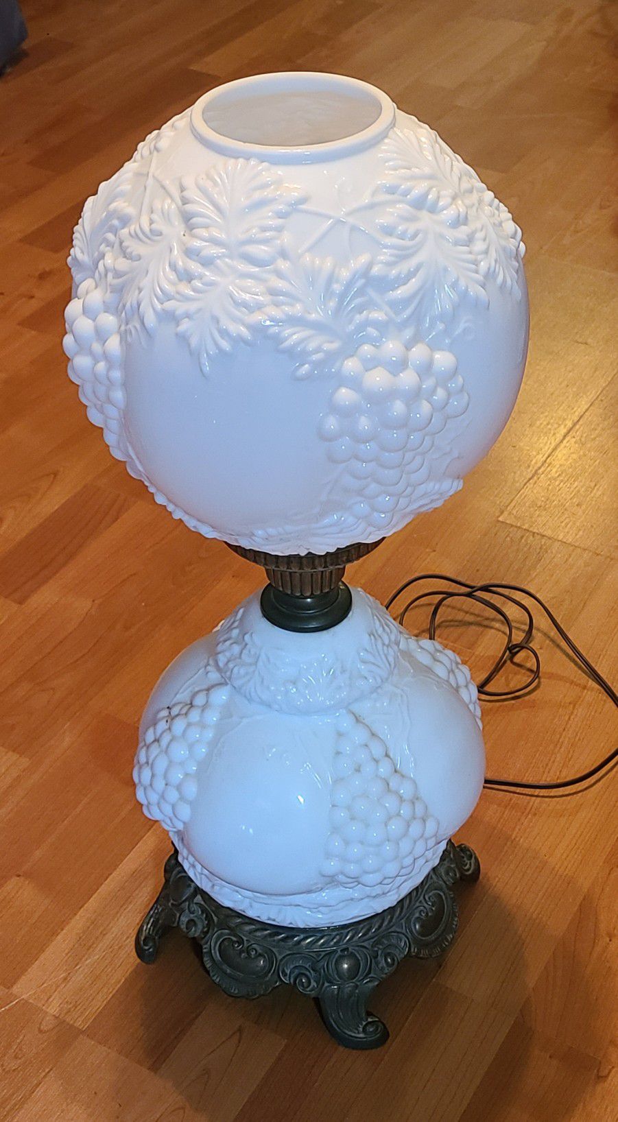Vintage FENTON White Milk Glass Gone With The Wind Lamp.  Leaves/Grapes
