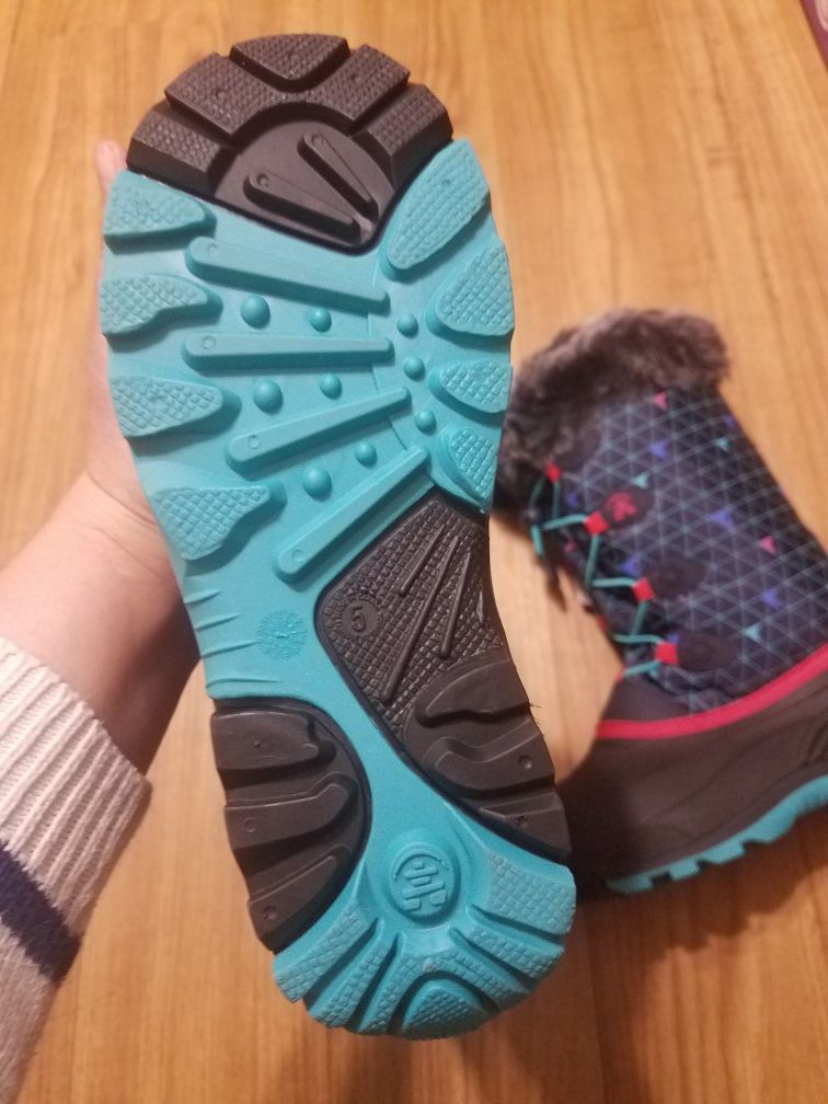 Kamik snow boots for girl size 5