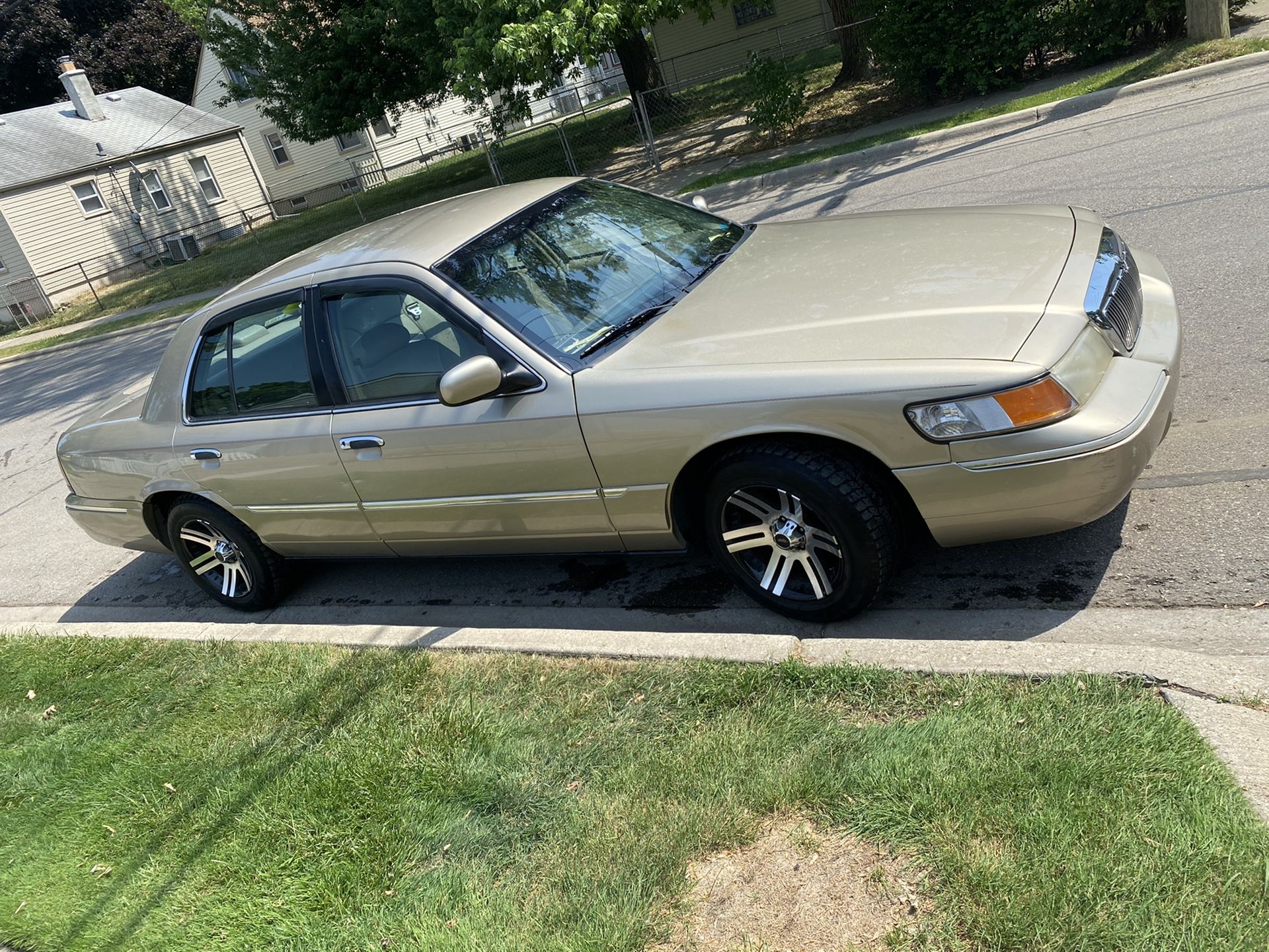Grand marquis 99 very clean , work done , ready to drive new shocks breakers rotors tires rims compressor fuel pump wires plugs