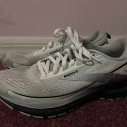 Womens Brooks Sneakers Size 7 Preowned