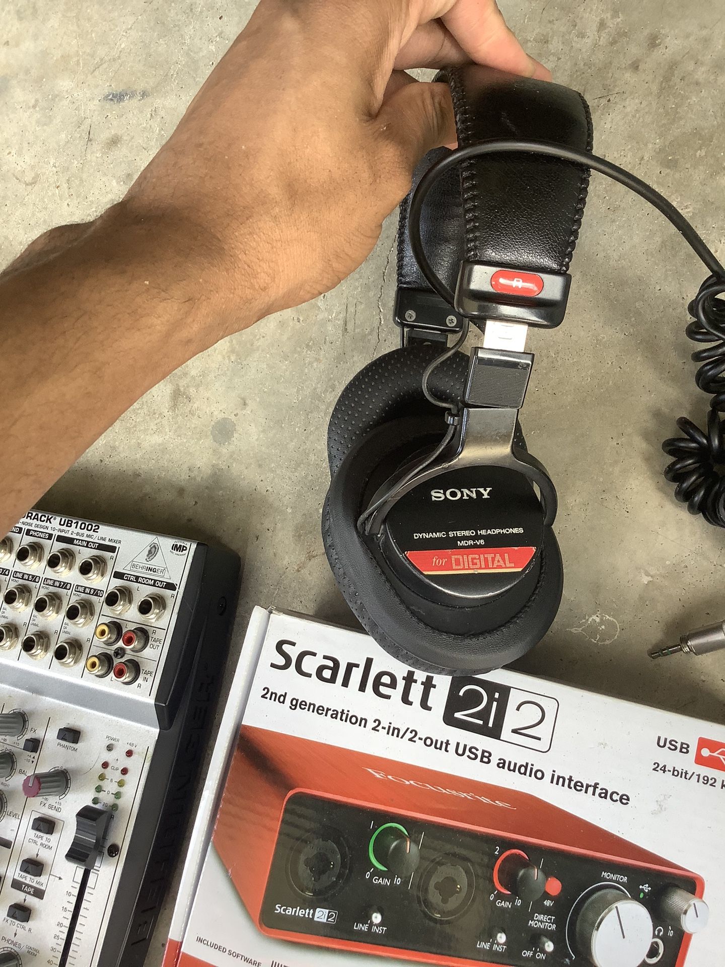 Sony - MDR-V6 Headphones