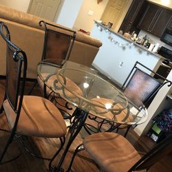 Dining Table and 4 chairs (pick Up In Richmond, Tx)