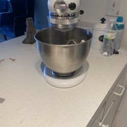 Kitchenaid Stand Mixer In Good Condition Has Been Used And Out Of The Box