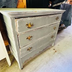 Adorable Vintage Dresser