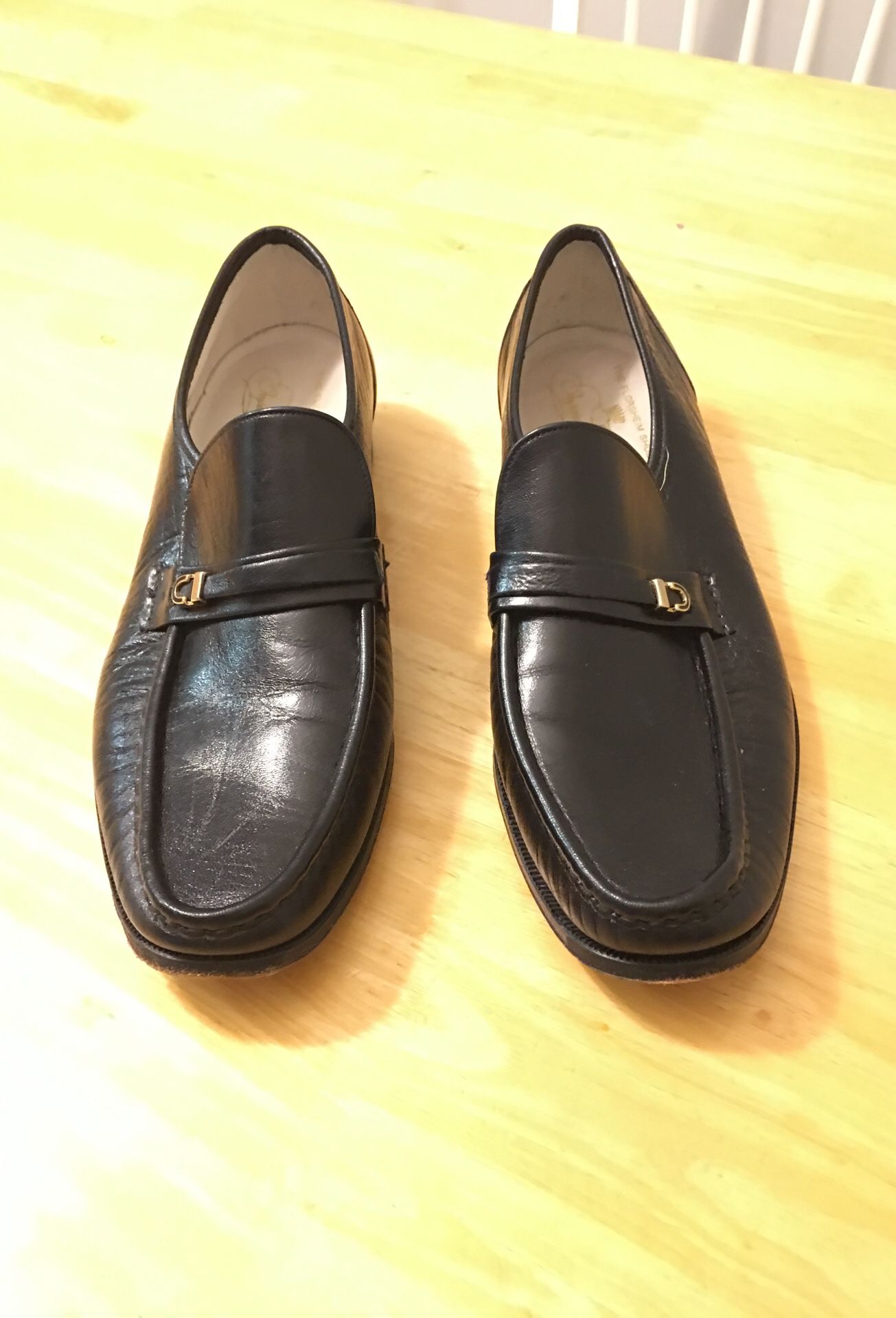 Black style dress shoes for man